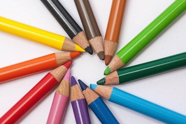 円に並べられている色鉛筆